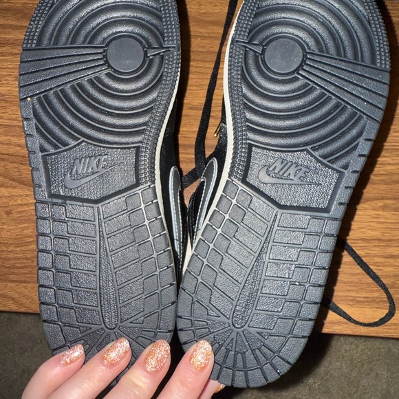 Jordan 1 Low SE “Black/Metallic Silver/Sail/Metallic Gold" - Picture 4 of 9